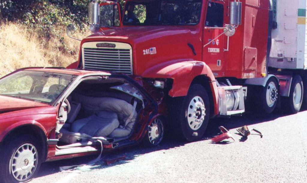 El Mejor Bufete Legal de Abogados de Accidentes de Semi Camión, Abogados Para Demandas de Accidentes de Camiones La Verne California